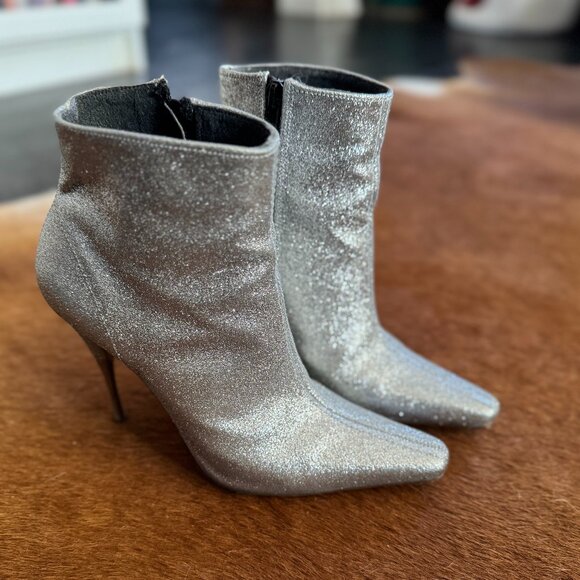 Dress up in dazzling heeled shoes - Picture 3 of 3